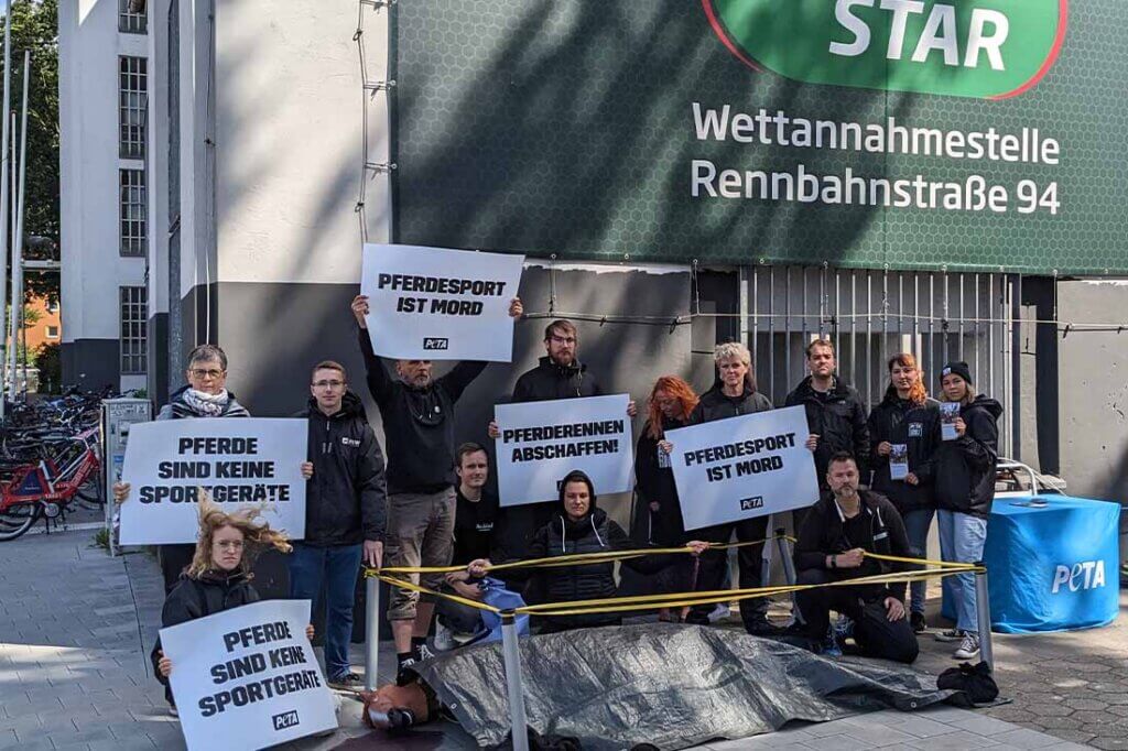 PETA Demo gegen Pferderennen.