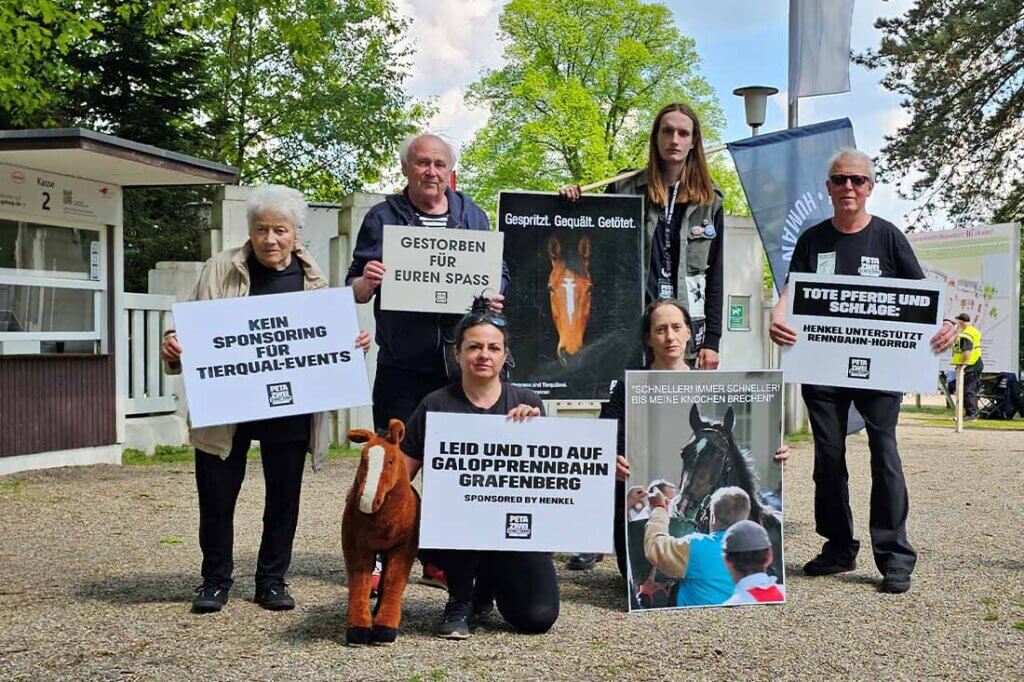 PETA Streetteam Demo gegen Pferderennen.