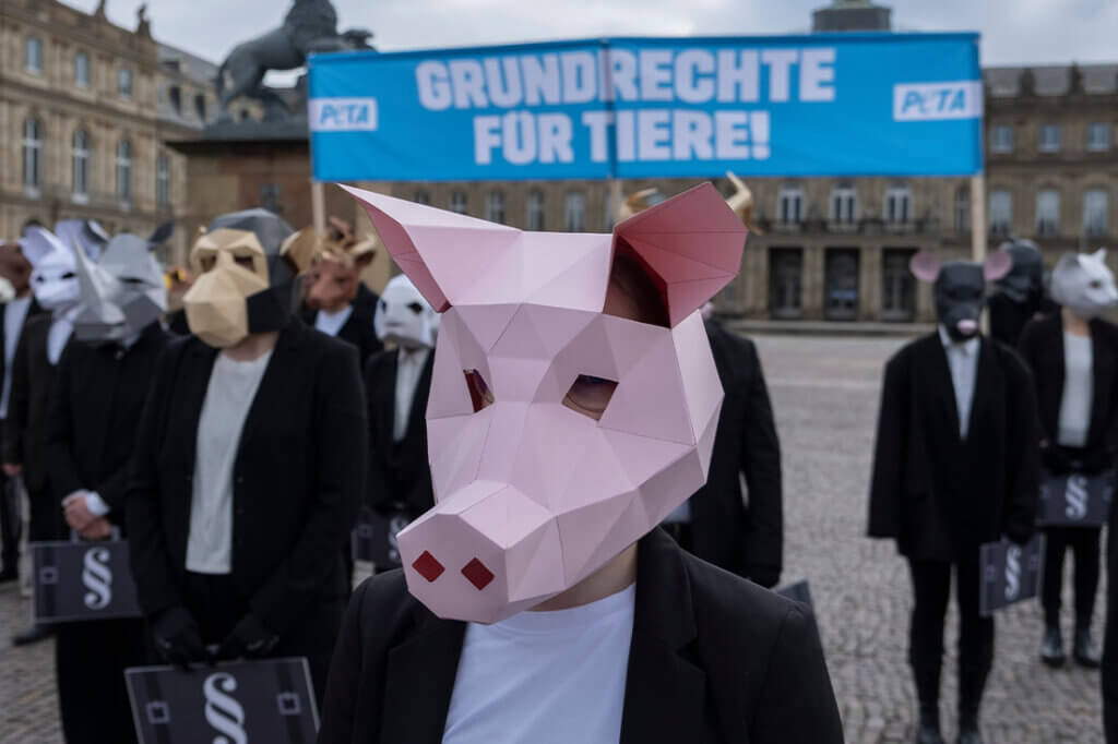 Demonstrierende mit Tiermasken.