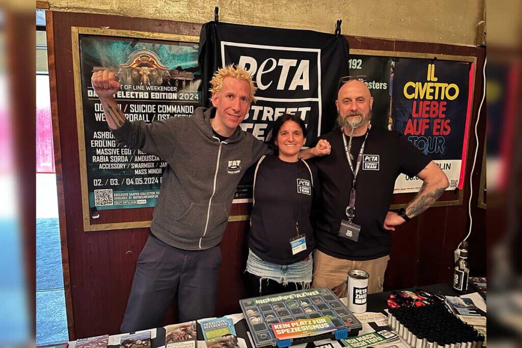 Anita bei einem Stand mit dem Sänger der Punkband ZSK bei einem Konzert.