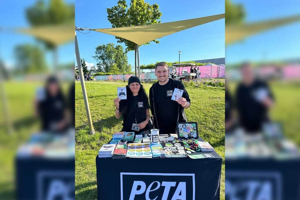 Anita bei einem Stand des PETA-Streetteams.