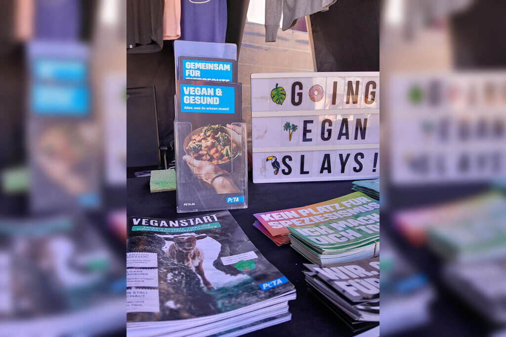 Nahaufnahme eines PETA-Stands auf dem Open Flair Festival mit Broschüren , Flyer und Sticker.