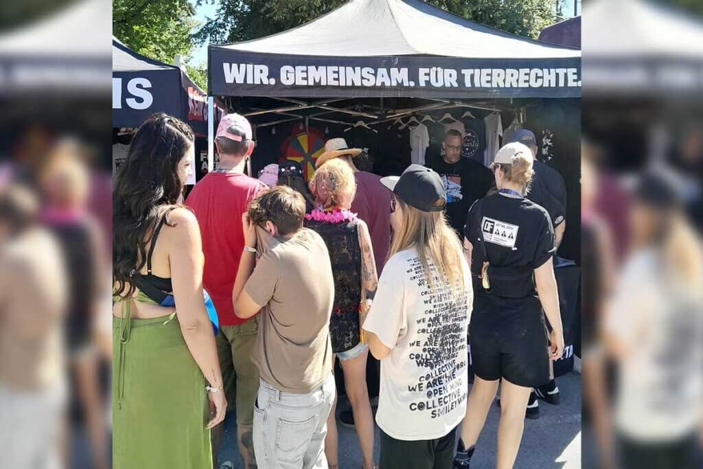 PETA Streetteam mit Stand auf dem Open Flair Festival mit vielen interessierten.