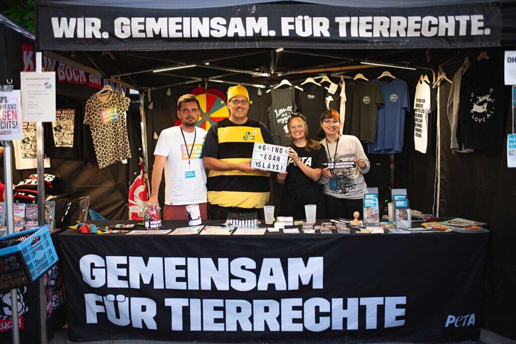 PETA Streetteam mit Stand auf dem Open Flair Festival.