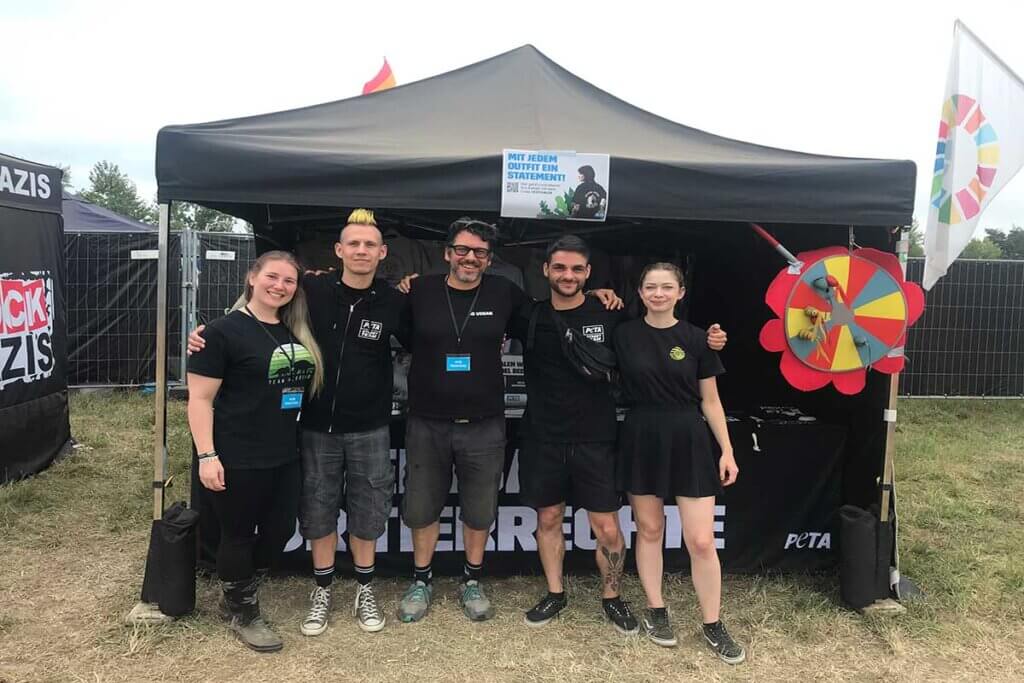 PETA Streetteam mit Stand auf dem Highfield Festival.